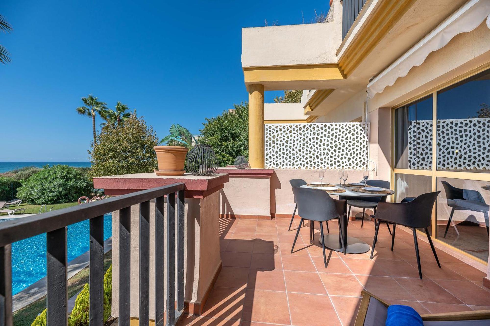 Front Line Beach Studio Apartment Marbella Eksteriør billede